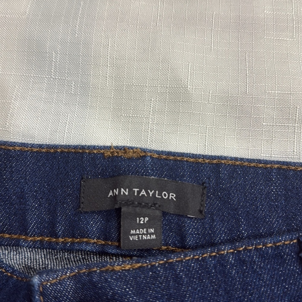 (R3) ANN TAYLOR
Wide-leg cargo jean with side pockets, size 12 P - Picture 7 of 16